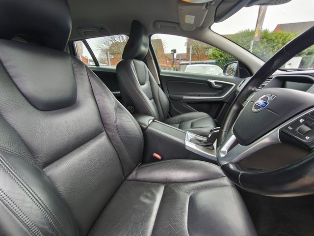 2015 VOLVO V60 - Photo 10