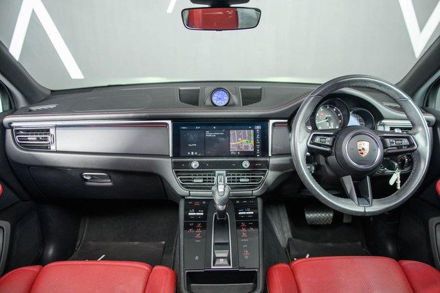 2023 PORSCHE MACAN - Photo 2