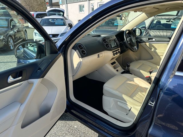 2015 VOLKSWAGEN TIGUAN 2.0 TDI BlueMotion Tech Match SUV 5dr Diesel Manual 4WD Euro 6 (s/s) (150 ps) - Photo 12