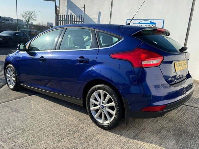2015 Ford Focus 1.6L Titanium 5dr - Photo 3