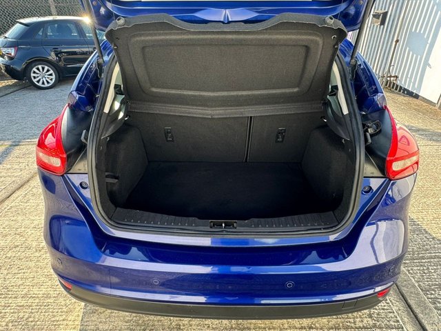 2015 Ford Focus 1.6L Titanium 5dr - Photo 6