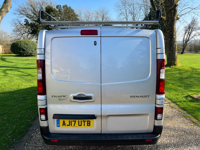 2017 RENAULT TRAFIC 1.6 dCi 27 Sport Nav Panel Van 5dr Diesel Manual SWB Standard Roof Euro 6 (120 ps) - Photo 5
