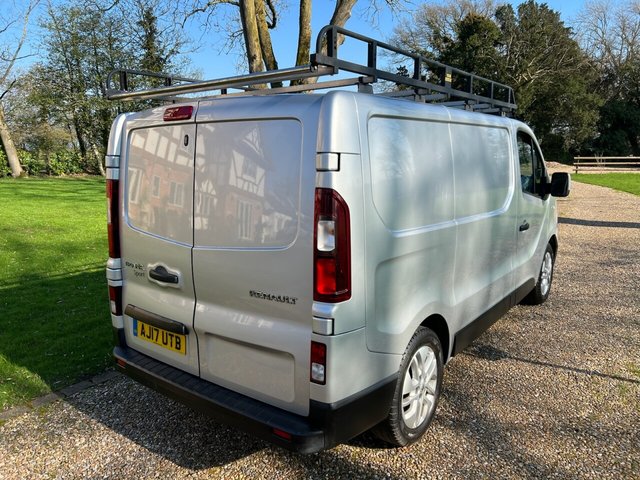 2017 RENAULT TRAFIC 1.6 dCi 27 Sport Nav Panel Van 5dr Diesel Manual SWB Standard Roof Euro 6 (120 ps) - Photo 6