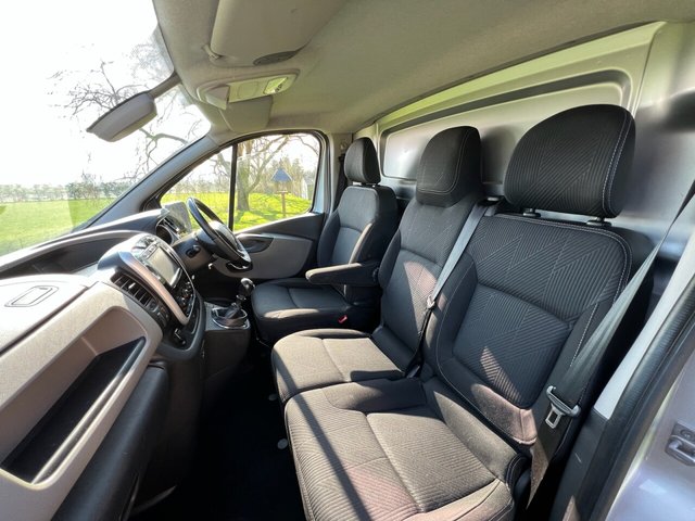 2017 RENAULT TRAFIC 1.6 dCi 27 Sport Nav Panel Van 5dr Diesel Manual SWB Standard Roof Euro 6 (120 ps) - Photo 11