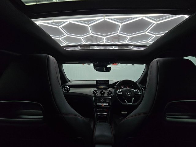 2020 MERCEDES-BENZ GLA 1.6 GLA200 AMG Line Edition (Plus) SUV 5dr Petrol 7G-DCT Euro 6 (s/s) (156 ps) - Photo 4