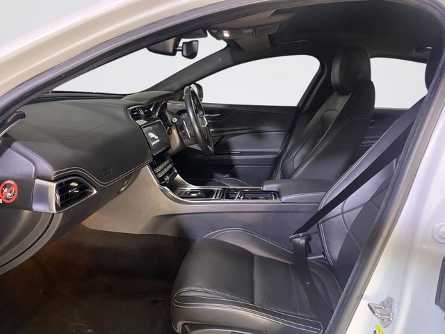 2019 Jaguar Xe 2L R-Sport 4dr - Photo 10