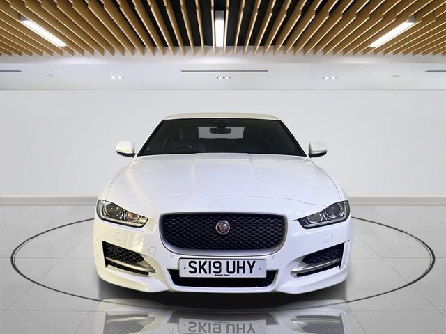 2019 Jaguar Xe 2L R-Sport 4dr - Photo 2