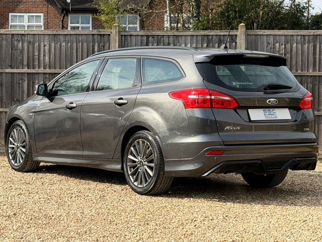 2017 Ford Focus - Photo 4