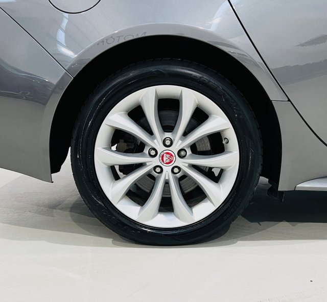 2018 JAGUAR XF - Photo 8