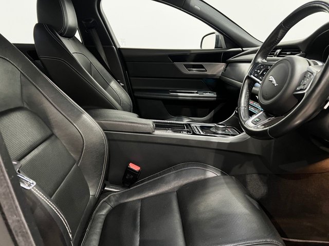 2018 JAGUAR XF - Photo 11