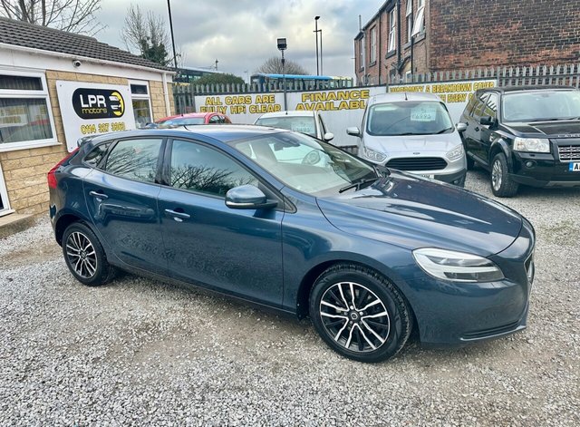 2018 VOLVO V40 2.0 T3 Momentum Nav Plus Hatchback 5dr Petrol Manual Euro 6 (s/s) (152 ps) - Photo 3