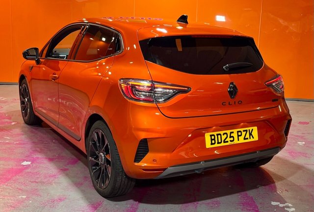 2025 RENAULT CLIO 1.6 E-TECH esprit Alpine Hatchback 5dr Petrol Hybrid Auto Euro 6 (s/s) (145 ps) One Owner. Valencia Orange. - Photo 3