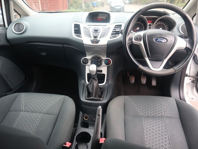 2010 Ford Fiesta 1L Zetec 3dr - Photo 2