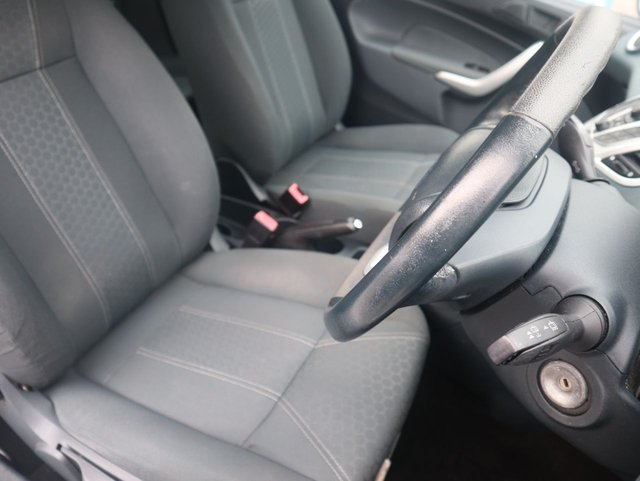 2010 Ford Fiesta 1L Zetec 3dr - Photo 12