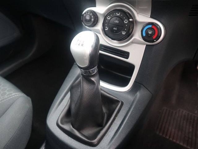 2010 Ford Fiesta 1L Zetec 3dr - Photo 7