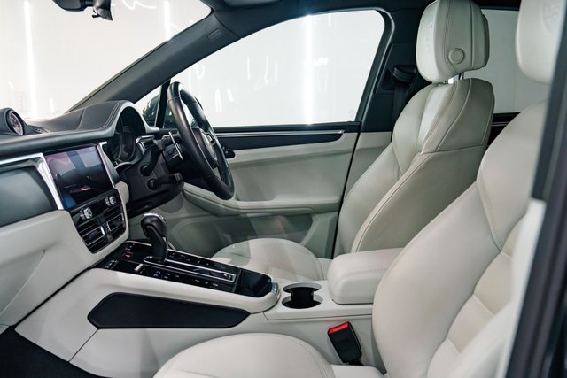 2023 PORSCHE MACAN - Photo 2