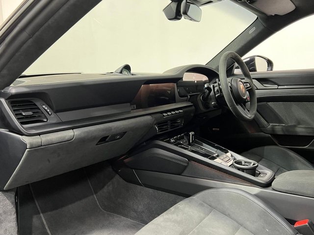 2025 PORSCHE 911 2025 3.6 T-Hybrid 992 Carrera GTS Coupe 2dr Petrol Hybrid PDK Euro 6 (s/s) (541 ps) - Photo 3