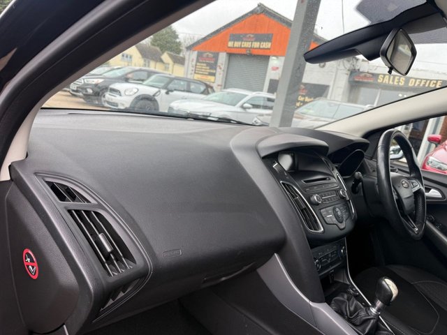 2014 Ford Focus 1L Zetec 5dr - Photo 9