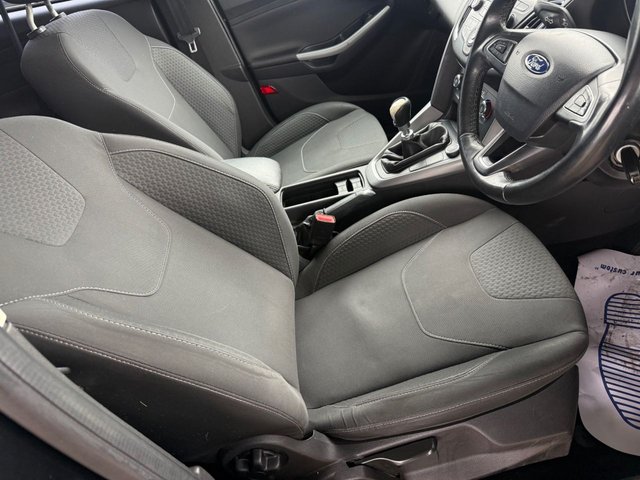 2014 Ford Focus 1L Zetec 5dr - Photo 12