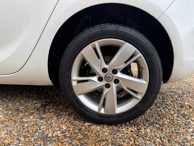 2015 VAUXHALL ASTRA 1.4 16v SRi Hatchback 5dr Petrol Manual Euro 5 (100 ps) - Photo 8