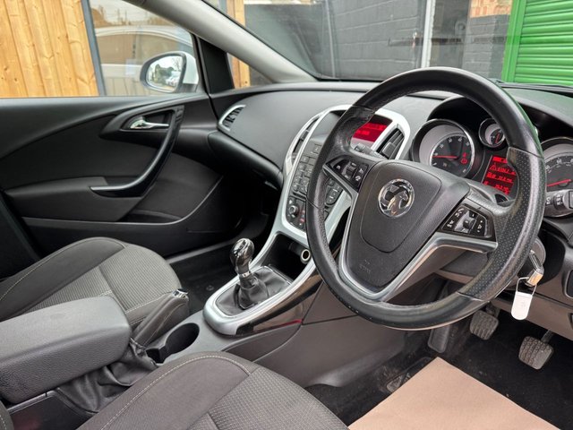 2015 VAUXHALL ASTRA 1.4 16v SRi Hatchback 5dr Petrol Manual Euro 5 (100 ps) - Photo 9