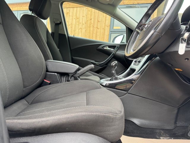 2015 VAUXHALL ASTRA 1.4 16v SRi Hatchback 5dr Petrol Manual Euro 5 (100 ps) - Photo 10