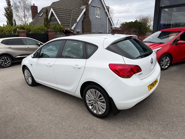 2011 VAUXHALL ASTRA 1.4 16v Excite Hatchback 5dr Petrol Manual Euro 5 (100 ps) - Photo 3