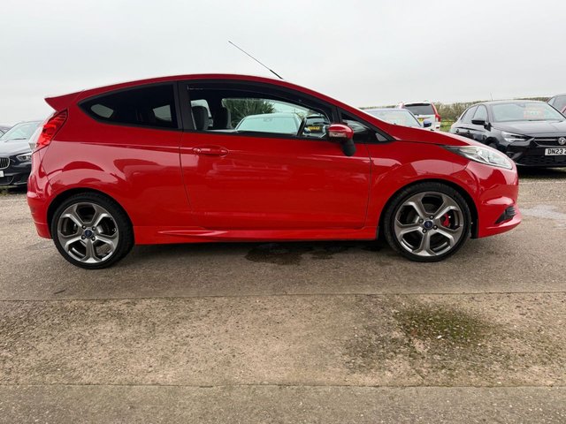 2014 Ford Fiesta 1.6L St-2 3dr - Photo 2