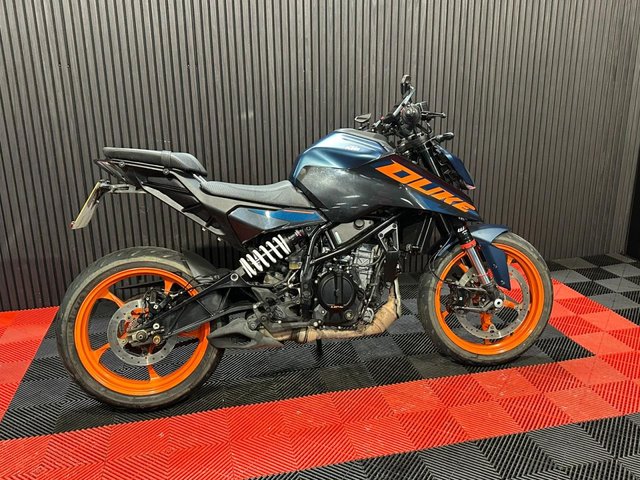 View our KTM 125 DUKE