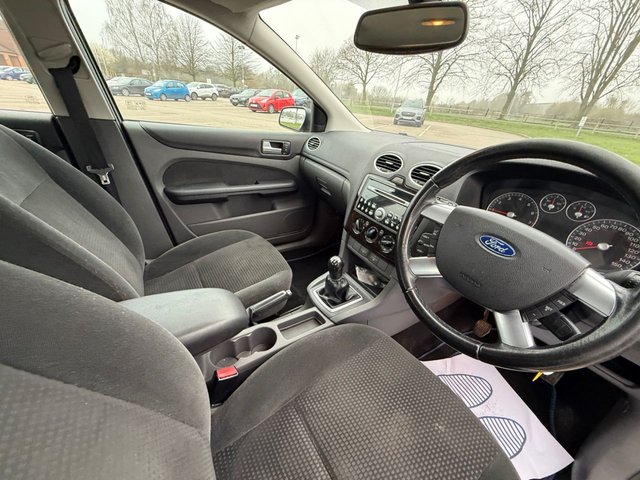 2007 Ford Focus 1.6L Ghia 5dr - Photo 4