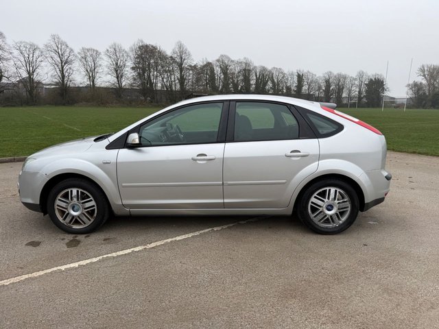 2007 Ford Focus 1.6L Ghia 5dr - Photo 2
