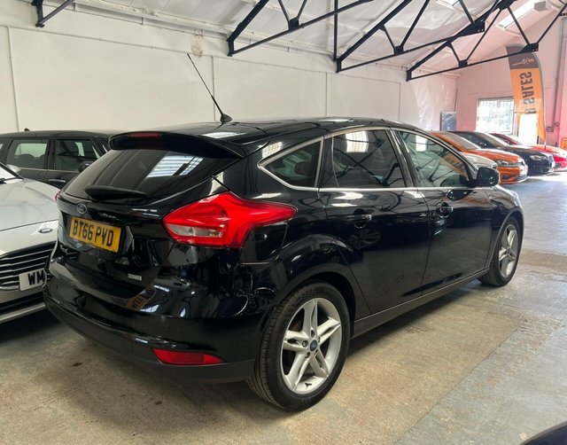 2017 Ford Focus - Photo 2