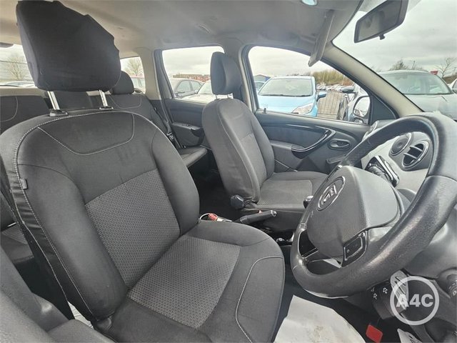 2014 DACIA DUSTER 1.5 dCi Laureate SUV 5dr Diesel Manual 4WD Euro 5 (110 ps) - Photo 4