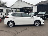 USED 2018 68 TOYOTA AURIS 1.8 VVT-h Icon Tech Hatchback 5dr Petrol Hybrid CVT Euro 6 (s/s) (136 ps) REVERSING CAMERA+ TRACTION CONTROL+ AUX+ USB+ DUAL CLIMATE CONTROL+ BLUETOOTH+ LANE KEEPING ASSIST+ CRUISE CONTROL+ FRONT ASSIST+ FORWARD COLLISION WARNING+ ENERGY MONITOR+ SAT NAV+ AUTO HEADLIGHTS+ KEYLESS+ 16 INCH ALLOY WHEELS+ 1 OWNER+