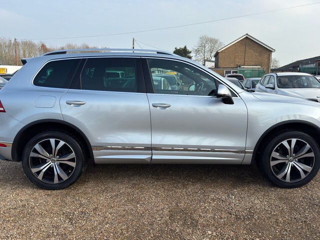 2015 VOLKSWAGEN TOUAREG 3.0 TDI V6 BlueMotion Tech R-Line SUV 5dr Diesel Tiptronic 4WD Euro 6 (s/s) (262 ps) - Photo 9