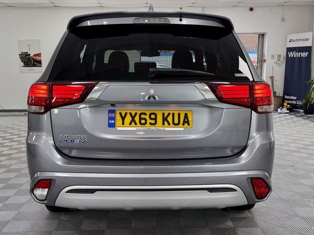 2019 MITSUBISHI OUTLANDER 2019 2.4h TwinMotor 13.8kWh Dynamic SUV 5dr Petrol Plug-in Hybrid CVT 4WD Euro 6 (s/s) (224 ps) - Photo 9