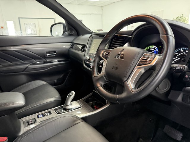 2019 MITSUBISHI OUTLANDER 2019 2.4h TwinMotor 13.8kWh Dynamic SUV 5dr Petrol Plug-in Hybrid CVT 4WD Euro 6 (s/s) (224 ps) - Photo 2