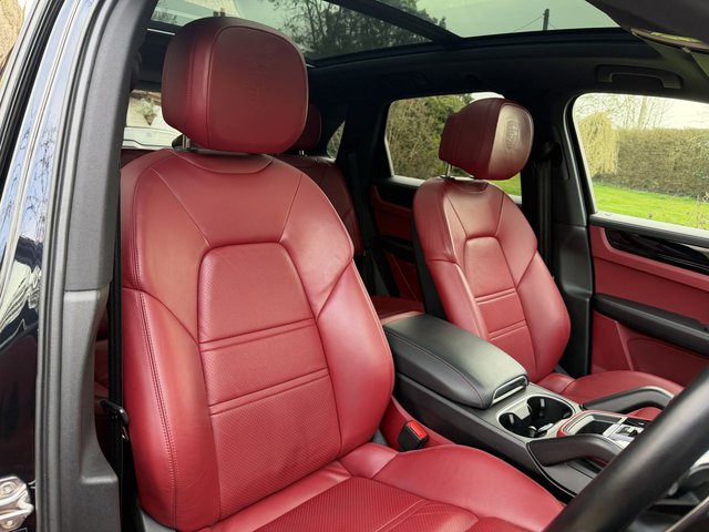 2021 PORSCHE CAYENNE - Photo 11