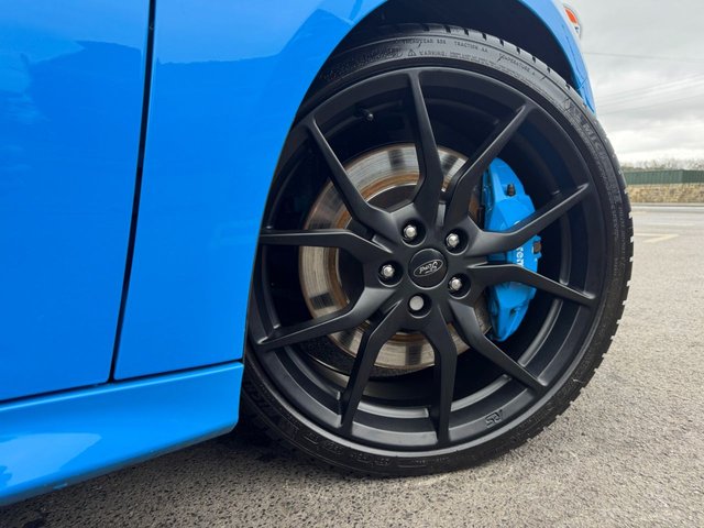 2017 FORD FOCUS 2017 2.3T EcoBoost RS Hatchback 5dr Petrol Manual AWD Euro 6 (s/s) (350 ps) * HUGE SPEC LIST * FULL FORD SERVICE HISTORY * LUXURY PACK * REAR VIEW CAMERA * 19" FORGED BLACK ALLOYS * RS RECARO SEATS * SONY AUDIO * PRIVACY GLASS * RS FLAT BOTTOMED STEERING WHEEL * BLUE PRAKE CALIPERS * SYNC 3 NAV * APPLE CARPLAY * NITROUS BLUE * 8" DISPLAY * QUICKCLEAR WINDSCREEN * LAUNCH CONTROL * POWER FOLDING MIRRORS * REAR PARKING SENSORS * SAT NAV * DAB * STUNNING THROUGHOUT * - Photo 5