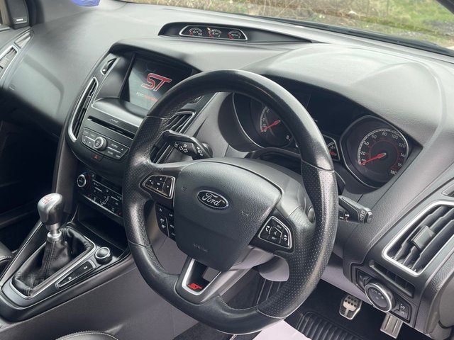 2017 FORD FOCUS - Photo 4