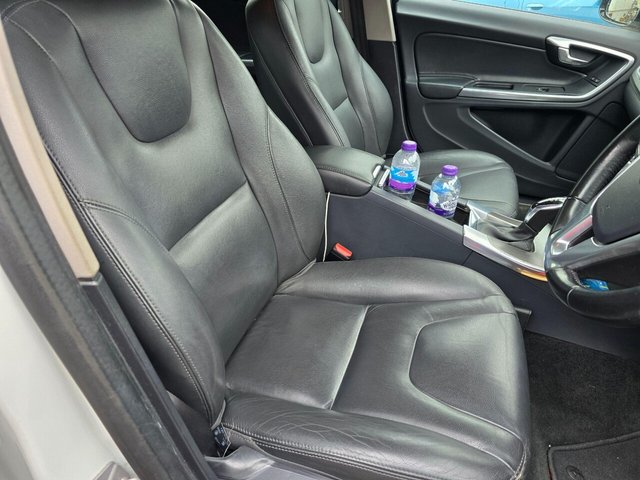 2015 VOLVO V60 CROSS COUNTRY 2.4 D4 Lux Nav Auto AWD Euro 6 (s/s) 5dr - Photo 4