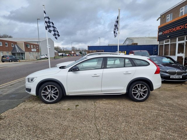 2015 VOLVO V60 CROSS COUNTRY 2.4 D4 Lux Nav Auto AWD Euro 6 (s/s) 5dr - Photo 3