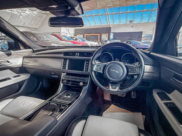 2017 Jaguar Xf 2L R-Sport 4dr - Photo 3