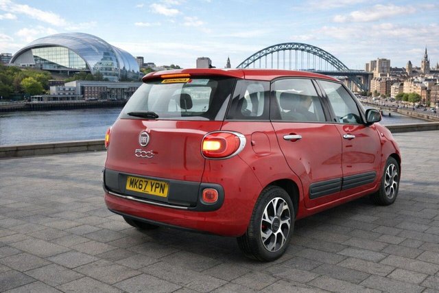 2017 FIAT 500L - Photo 2