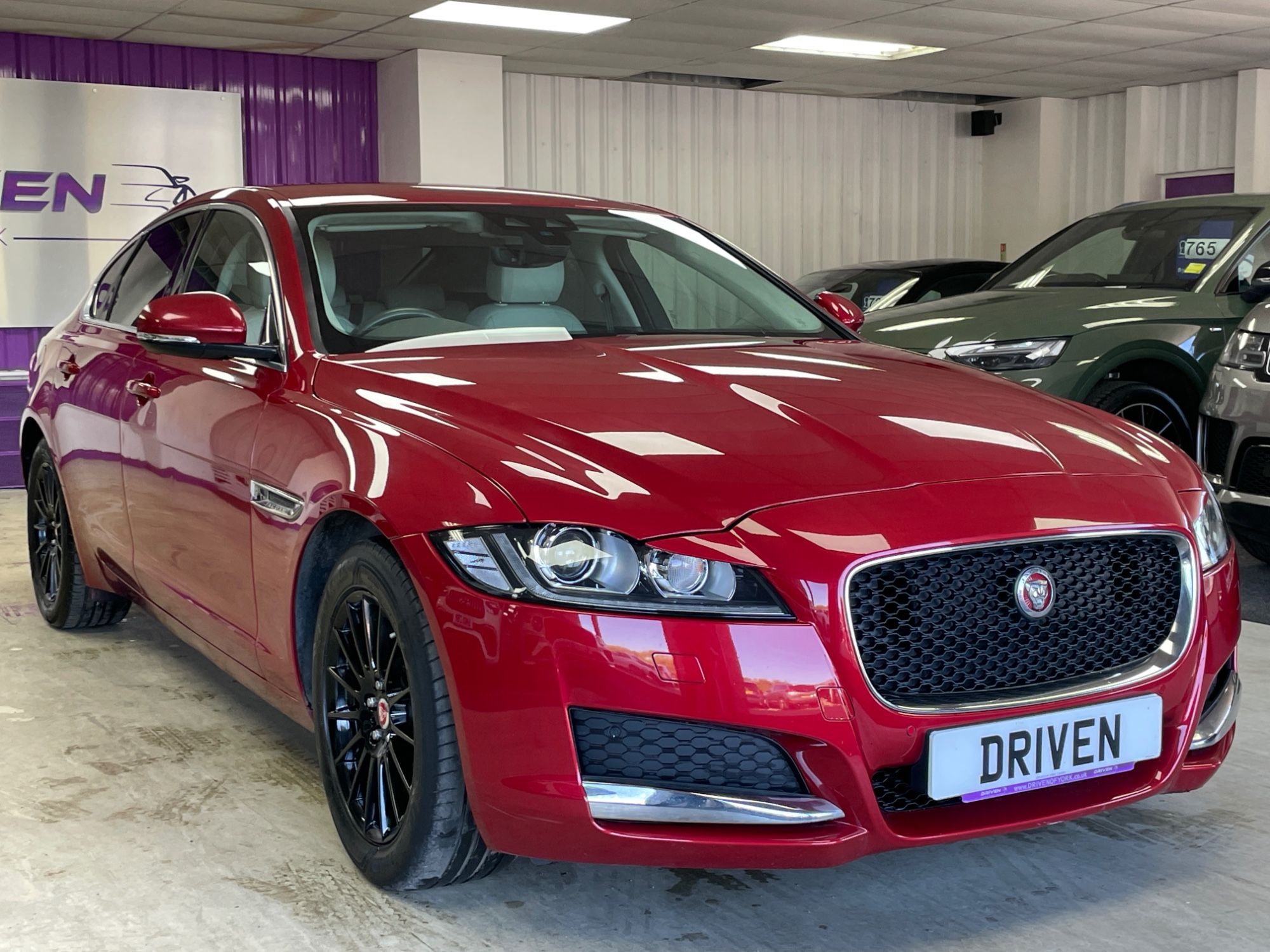 USED 2019 19 JAGUAR XF 2.0d Prestige Saloon 4dr Diesel Manual Euro 6 (s/s) (163 ps) 