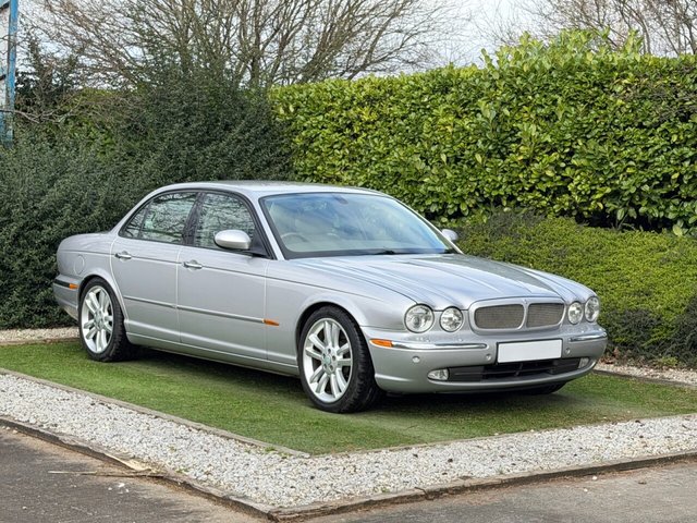 View our Jaguar Xjr 4.2 V8 Saloon 4dr Petrol Automatic (299 g/km, 400 bhp)