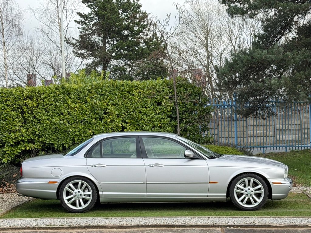 USED 2004 04 JAGUAR XJR 4.2 V8 Saloon 4dr Petrol Automatic (299 g/km, 400 bhp) 2 KEYS, HEATED LEATHER, S/NAV