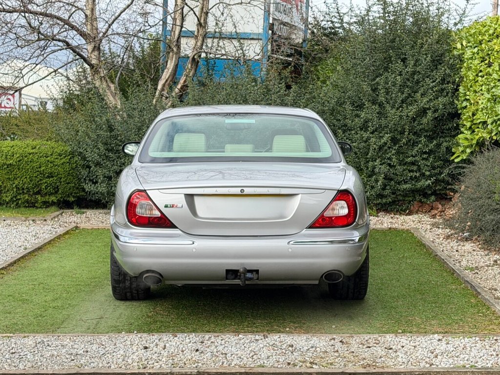 USED 2004 04 JAGUAR XJR 4.2 V8 Saloon 4dr Petrol Automatic (299 g/km, 400 bhp) 2 KEYS, HEATED LEATHER, S/NAV