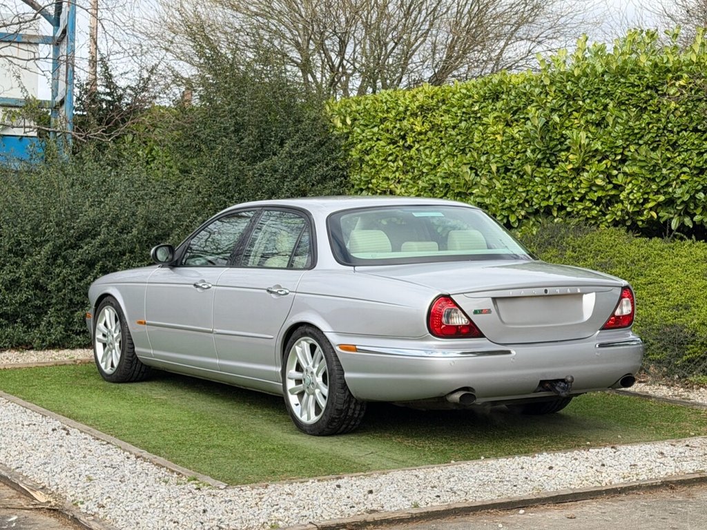 USED 2004 04 JAGUAR XJR 4.2 V8 Saloon 4dr Petrol Automatic (299 g/km, 400 bhp) 2 KEYS, HEATED LEATHER, S/NAV