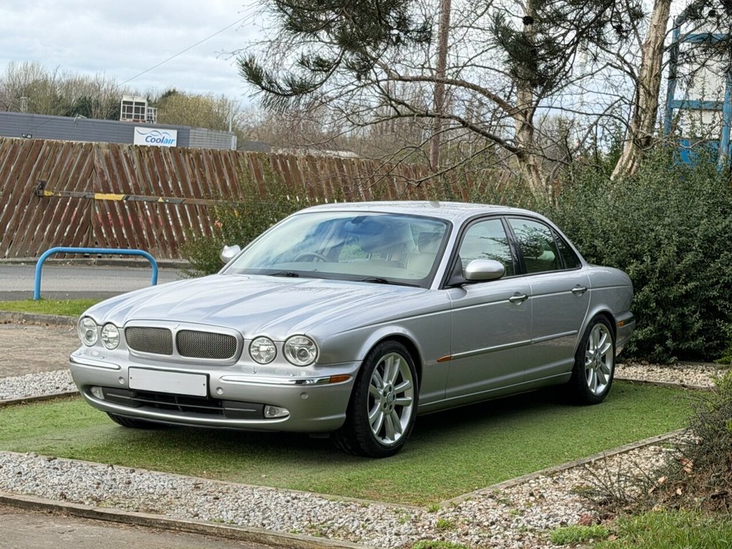 USED 2004 04 JAGUAR XJR 4.2 V8 Saloon 4dr Petrol Automatic (299 g/km, 400 bhp) 2 KEYS, HEATED LEATHER, S/NAV